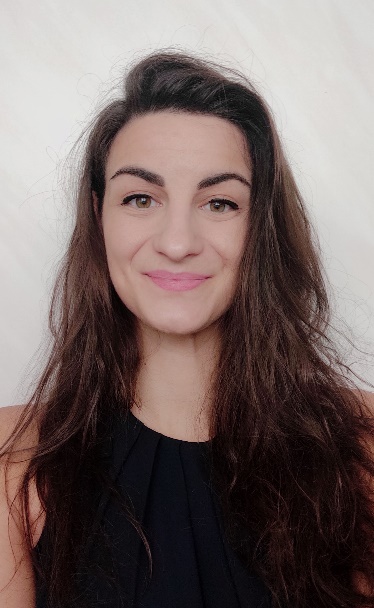 A person with long hair

Description automatically generated with medium confidence